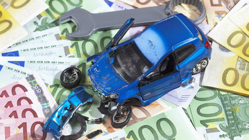 Kaputtes-Auto-auf-Geldscheinen-67360659-FO-tunedin