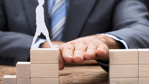 Anzugtraeger-Papierumriss-Luecke-168280398-FO-Andrey-Popov