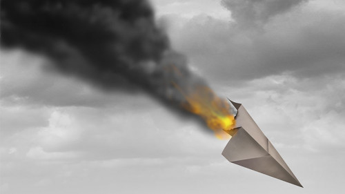 Abstuerzender-Papierflieger-175093110-FO-freshidea