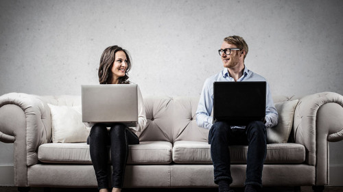 Frau-Mann-Couch-Laptop-209351757-FO-olly