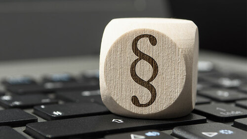 Paragraf-Wuerferl-auf-Laptop-164364825-FO-Stockwerk-Fotodesign