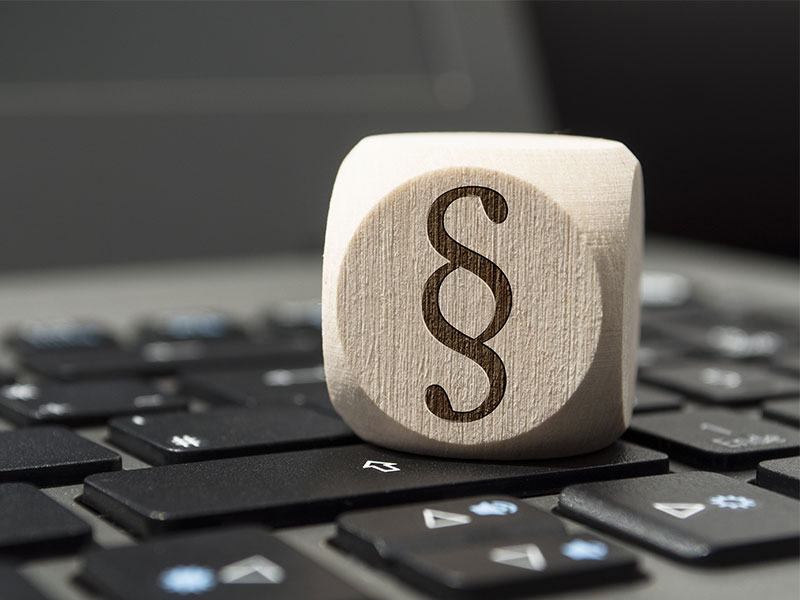 Paragraf-Wuerferl-auf-Laptop-164364825-FO-Stockwerk-Fotodesign