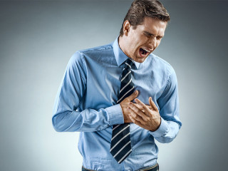 Anzugtraeger-Herzinfarkt-193188106-FO-Romario-Ien