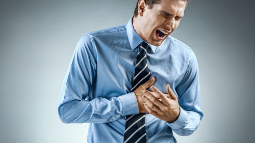 Anzugtraeger-Herzinfarkt-193188106-FO-Romario-Ien