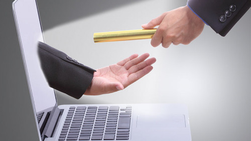 Laptop-Haende-Staffelstab-55724730-FO-hin255