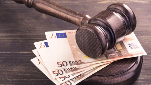 Richterhammer-auf-Geldscheinen-102021829-FO-Yingko