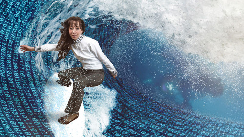 Anzugtraegerin-surft-auf-Binaer-Code-194849454-FO-Konstantin-Hermann