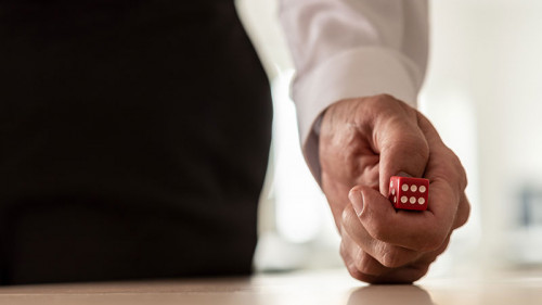 Anzugtraeger-Wuerfel-224073667-FO-Gajus