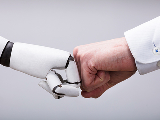 Roboter-Anzugtraeger-Fistbump-200481352-FO-Andrey-Popov