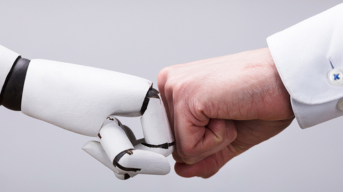 Roboter-Anzugtraeger-Fistbump-200481352-FO-Andrey-Popov
