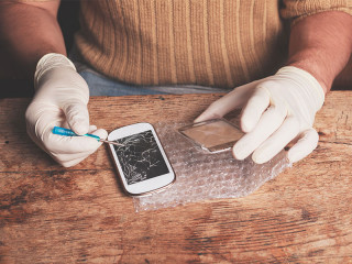 Mann-repariert-Smartphone-73714803-FO-LoloStock