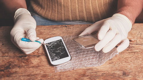 Mann-repariert-Smartphone-73714803-FO-LoloStock
