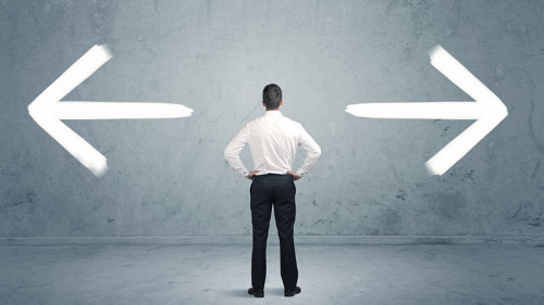 Anzugtraeger-Pfeile-entgegengesetzt-109336521-FO-ra2-studio