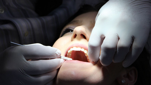 Frau-bei-Zahnarzt-1514693-PB-rgerber