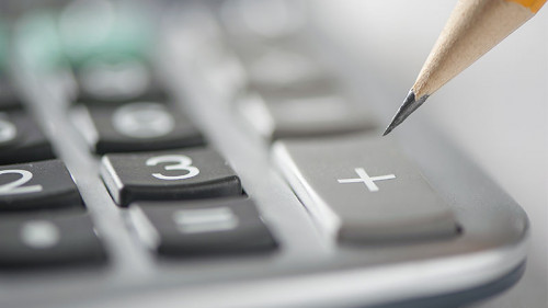 Taschenrechner-Bleistift-83821726-FO-pfpgroup