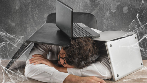 Anzugtraeger-unter-Laptops-152159788-FO-alphaspirit