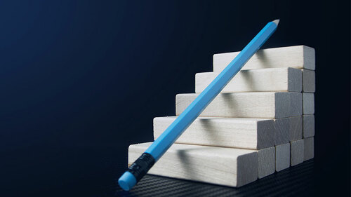 Stift-auf-Treppe-170323624-FO-issaronow