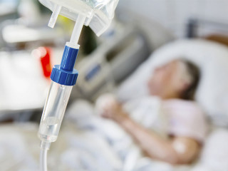 Senior-Krankenhaus-Tropf-133318850-FO-bilderstoeckchen