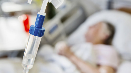 Senior-Krankenhaus-Tropf-133318850-FO-bilderstoeckchen