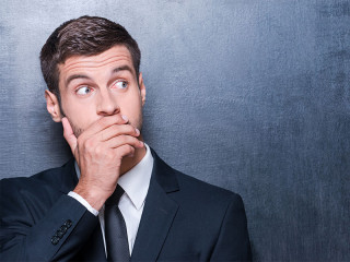 Anzugtraeger-verdeckt-Mund-72574629-FO-gstockstudio