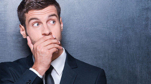 Anzugtraeger-verdeckt-Mund-72574629-FO-gstockstudio