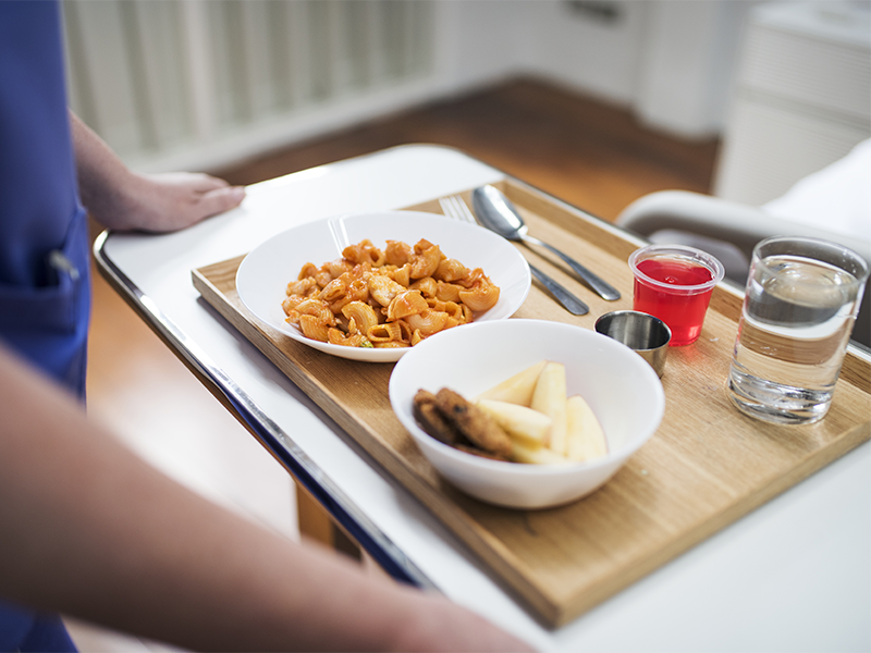 Schwester-Essen-Krankenbett-3018621-PB-rawpixel