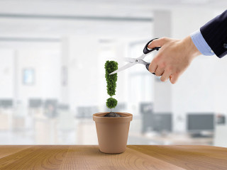 Ausrufezeichen-Pfanze-Hand-Schere-180126290-FO-Sergey-Nivens