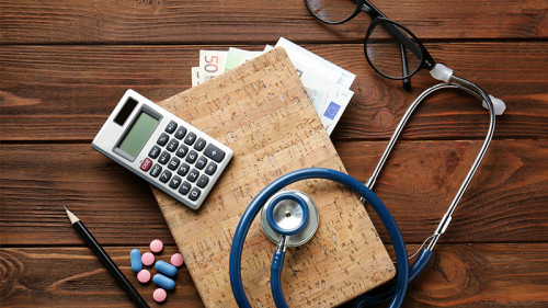 Geld-Stethoskop-Taschenrechner-Pillen-138524549-FO-Africa-Studio