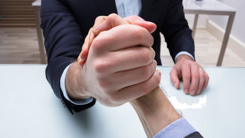 Anzugtraeger-Armdruecken-199510528-FO-Andrey-Popov