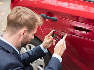 Anzugtraeger-Smartphone-Auto-Kratzer-188810876-FO-Andrey-Popov