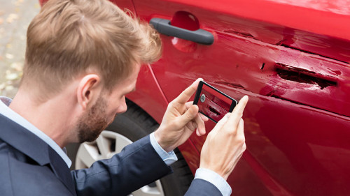 Anzugtraeger-Smartphone-Auto-Kratzer-188810876-FO-Andrey-Popov