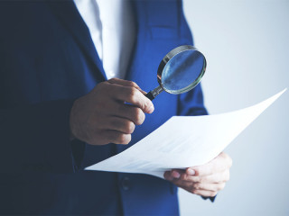 Anzugtraeger-Lupe-Papier-225217353-FO-Tiko