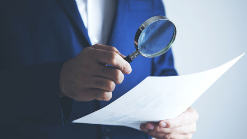 Anzugtraeger-Lupe-Papier-225217353-FO-Tiko