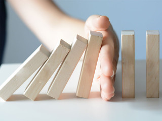 Hand-Domino-102504394-FO-adrian-ilie825