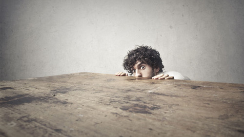 Mann-versteckt-sich-150216027-FO-olly