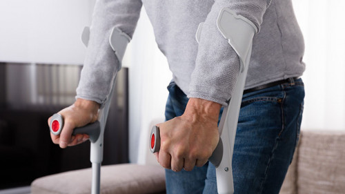 Mann-Kruecken-194540045-FO-Andrey-Popov