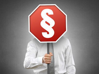 Anzugtraeger-Straßenschild-Paragraf-63414566-FO-Coloures-Pic