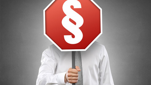 Anzugtraeger-Straßenschild-Paragraf-63414566-FO-Coloures-Pic