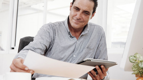 Anzugtraeger-Office-227281673-FO-DragonImages