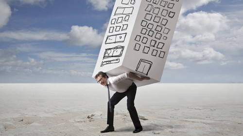 Anzugtraeger-traegt-Gebaeude-64941910-FO-olly