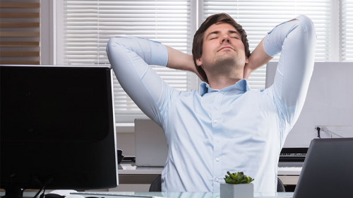 Anzugtraeger-entspannt-Arbeitsplatz-200477383-FO-Andrey-Popov