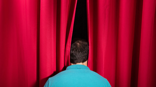 Mann-Vorhang-223711131-FO-Andrey-Popov