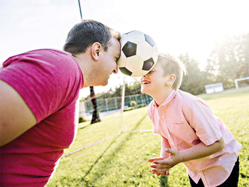 Mann-Junge-Fußball-210167063-FO-pololia