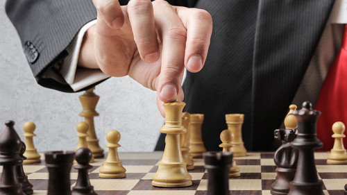 Anzugtraeger-Schach-206052991-FO-olly