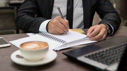 Anzugtraeger-Block-Laptop-194072875-FO-xreflex