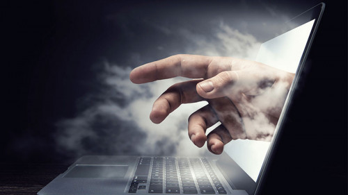 Hand-aus-Laptop-170207151-FO-Sergey-Nivens