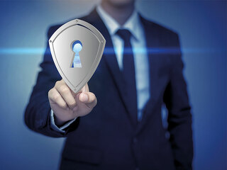 Anzugtraeger-Schild-Schluesselloch-117102593-FO-tonefotografia