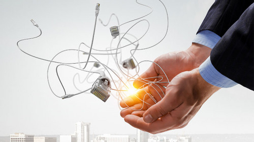 Anzugtraeger-Haende-Kabel-214499552-FO-Sergey-Nivens