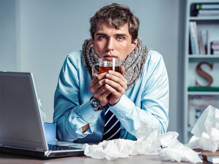 Anzugtraeger-erkaeltet-Tee-Buero-224461453-FO-Romario-Ien