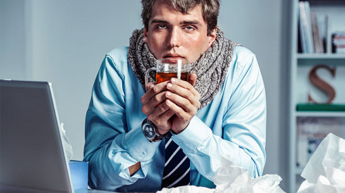 Anzugtraeger-erkaeltet-Tee-Buero-224461453-FO-Romario-Ien